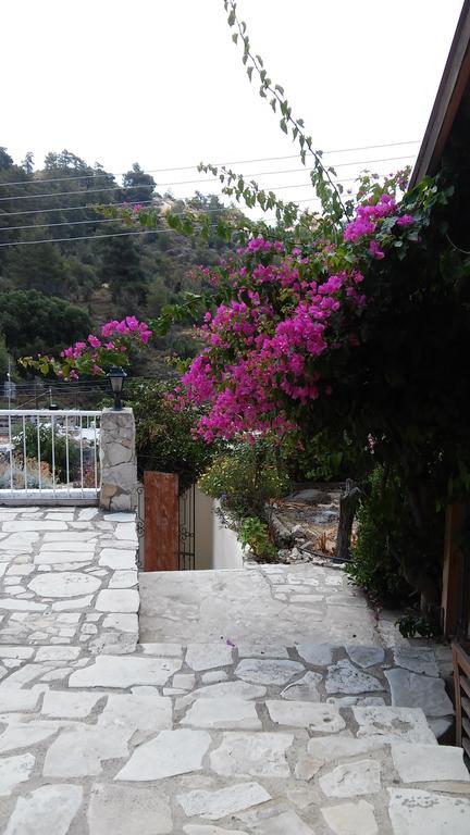 Blue Cottage Apsiou Exterior photo